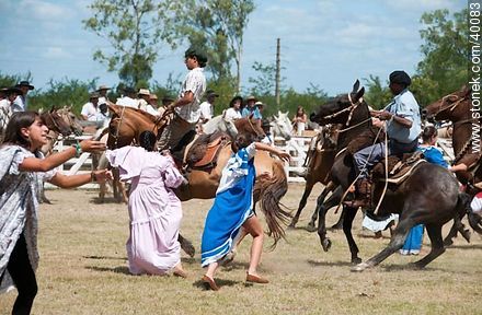Bride's horse race. Picking up the bride. - Tacuarembo - URUGUAY. Photo #40083