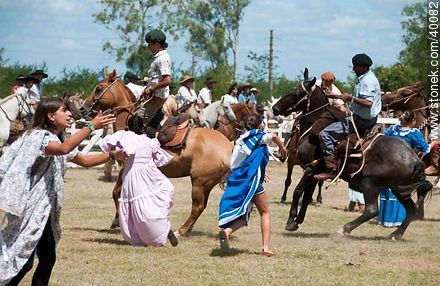 Bride's horse race. Picking up the bride. - Tacuarembo - URUGUAY. Photo #40082