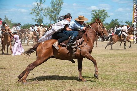 Bride's horse race.  - Tacuarembo - URUGUAY. Photo #40077