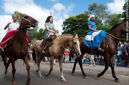 Mujeres a caballo - Departamento de Tacuarembó - URUGUAY. Foto No. 40246