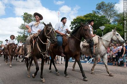 Jóvenes jinetes - Departamento de Tacuarembó - URUGUAY. Foto No. 40243