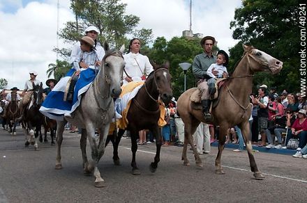 Familias criollas en desfile - Departamento de Tacuarembó - URUGUAY. Foto No. 40241