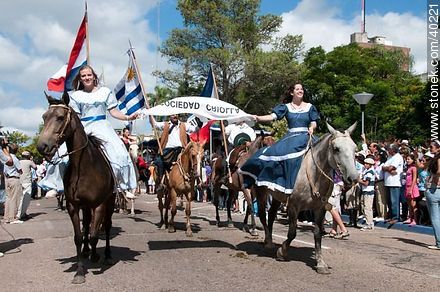 Bellas y alegres jóvenes en desfile - Departamento de Tacuarembó - URUGUAY. Foto No. 40221