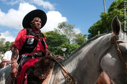 Jinete de rojo y negro - Departamento de Tacuarembó - URUGUAY. Foto No. 40219