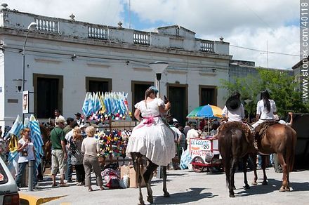 Vendedores de banderines y panchos. - Departamento de Tacuarembó - URUGUAY. Foto No. 40118
