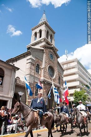 Desfile frente a la catedral San Francisco - Departamento de Tacuarembó - URUGUAY. Foto No. 40101