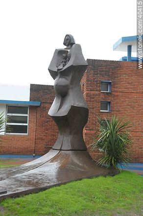 Escultura frente al hospital de Tacuarembó - Departamento de Tacuarembó - URUGUAY. Foto No. 40415
