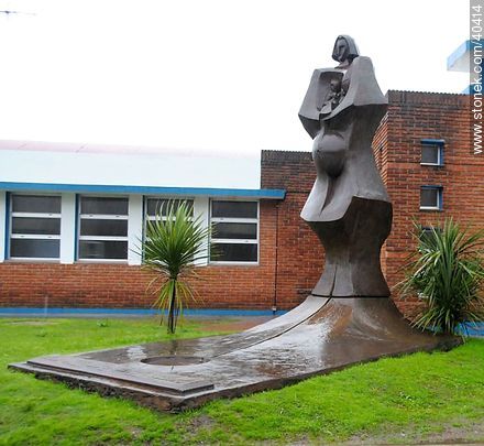 Escultura frente al hospital de Tacuarembó - Departamento de Tacuarembó - URUGUAY. Foto No. 40414