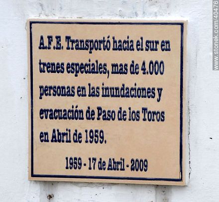 Placa recordatoria de las evacuaciones por las inundaciones de 1959 - Departamento de Tacuarembó - URUGUAY. Foto No. 40476