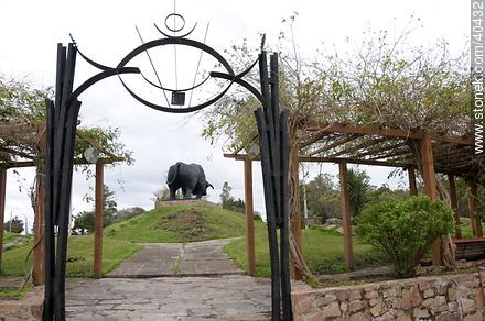 Monumento al Toro en Paso de los Toros - Departamento de Tacuarembó - URUGUAY. Foto No. 40432