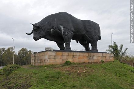Monumento al Toro en Paso de los Toros - Departamento de Tacuarembó - URUGUAY. Foto No. 40426