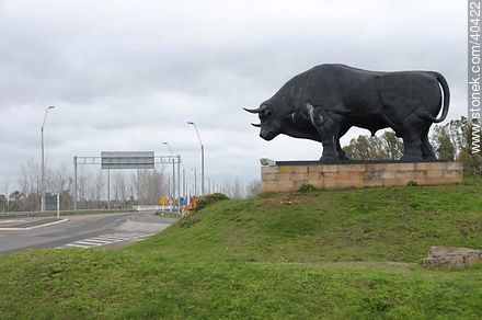 Monumento al Toro en Paso de los Toros frente a Ruta 5. - Departamento de Tacuarembó - URUGUAY. Foto No. 40422