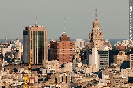 Radisson Victoria Plaza, Palacio Salvo y torre Mapfre. - Departamento de Montevideo - URUGUAY. Foto No. 40572