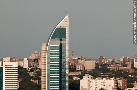Aguada Park, Torre Antel y pegado a la derecha la torre de los homenajes del estadio Centenario - Departamento de Montevideo - URUGUAY. Foto No. 40571