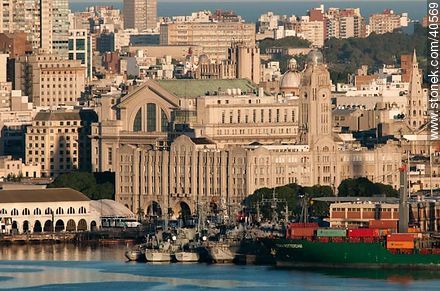 Puerto y edificio de Aduanas - Departamento de Montevideo - URUGUAY. Foto No. 40569