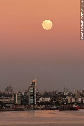 La luna llena más grande vista en 20 años, sobre la ciudad de Montevideo. - Departamento de Montevideo - URUGUAY. Foto No. 40559
