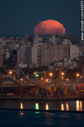 Montevideo rising full moon - Department of Montevideo - URUGUAY. Photo #40670
