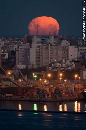 Montevideo rising full moon - Department of Montevideo - URUGUAY. Photo #40669