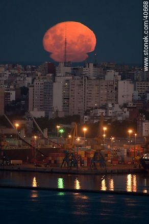 Luna llena sobre Montevideo - Departamento de Montevideo - URUGUAY. Foto No. 40668