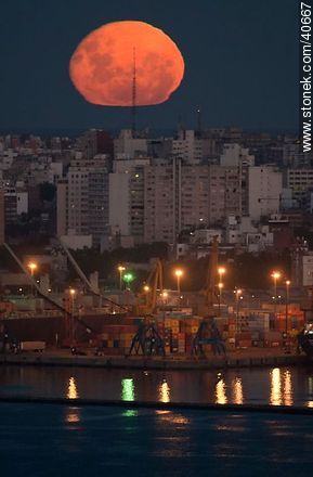 Montevideo rising full moon - Department of Montevideo - URUGUAY. Photo #40667
