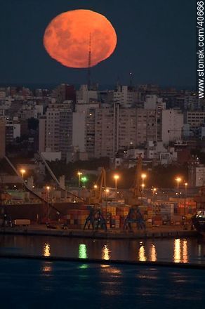 Montevideo rising full moon - Department of Montevideo - URUGUAY. Photo #40666