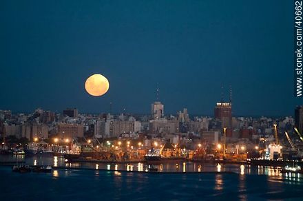 Full moon over the city of Montevideo in the evening - Department of Montevideo - URUGUAY. Photo #40662