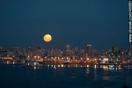 Luna llena sobre la ciudad de Montevideo al anochecer - Departamento de Montevideo - URUGUAY. Foto No. 40661