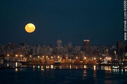 Full moon over the city of Montevideo at dusk - Department of Montevideo - URUGUAY. Photo #40656