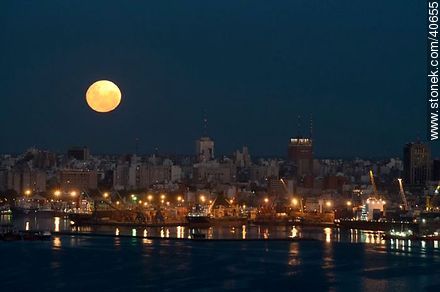 Full moon over the city of Montevideo at dusk - Department of Montevideo - URUGUAY. Photo #40655