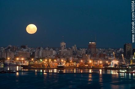 Full moon over the city of Montevideo at dusk - Department of Montevideo - URUGUAY. Photo #40654