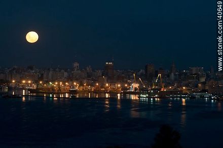 Full moon over the city of Montevideo at dusk - Department of Montevideo - URUGUAY. Photo #40649