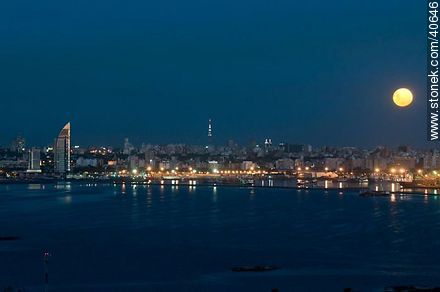 Full moon over the city of Montevideo at dusk - Department of Montevideo - URUGUAY. Photo #40646