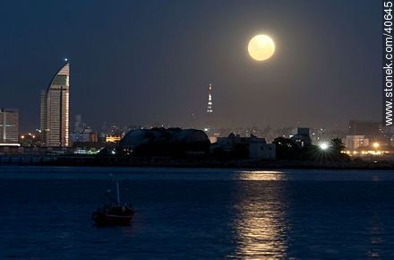 Full moon over the city of Montevideo at dusk - Department of Montevideo - URUGUAY. Photo #40645