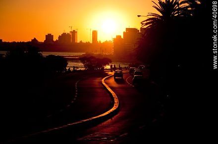 Puesta de sol en la rambla O'Higgins - Departamento de Montevideo - URUGUAY. Foto No. 40698