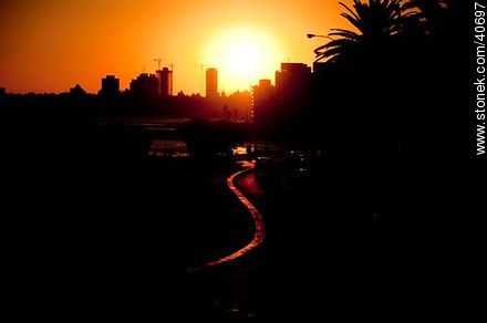 Sunset on the Rambla O'Higgins - Department of Montevideo - URUGUAY. Photo #40697