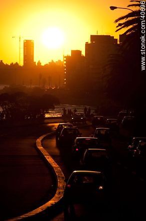 Puesta de sol en la rambla O'Higgins - Departamento de Montevideo - URUGUAY. Foto No. 40696
