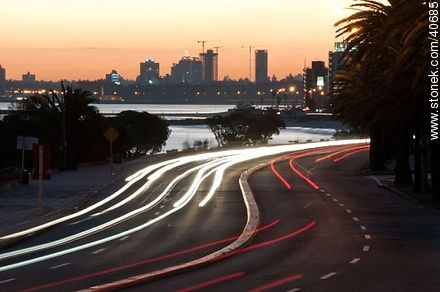 Estelas de luz en la rambla O'higgins de Punta Gorda - Departamento de Montevideo - URUGUAY. Foto No. 40685