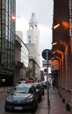 Calle Misiones. Edificio del Correo Central - Departamento de Montevideo - URUGUAY. Foto No. 40905