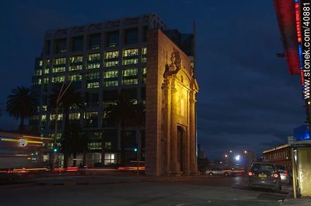 Puerta de la Ciudadela en la noche - Departamento de Montevideo - URUGUAY. Foto No. 40881