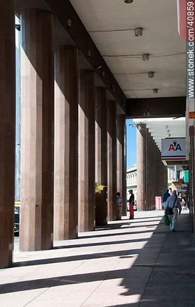Columnas del edificio Ciudadela - Departamento de Montevideo - URUGUAY. Foto No. 40859