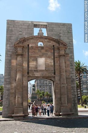 Puerta de la Ciudadela - Departamento de Montevideo - URUGUAY. Foto No. 40858