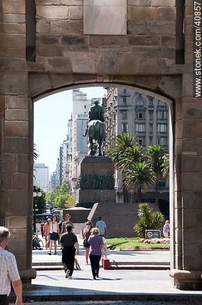 Puerta de la Ciudadela - Department of Montevideo - URUGUAY. Photo #40857