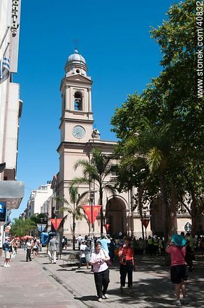 Catedral Metropolitana frente a la Plaza Constitución o Matriz. - Departamento de Montevideo - URUGUAY. Foto No. 40832
