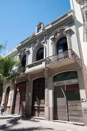 Peatonal Sarandí. Casa restaurada. - Departamento de Montevideo - URUGUAY. Foto No. 40809