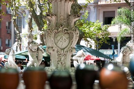 Mates and the fountain of Plaza Matriz - Department of Montevideo - URUGUAY. Photo #40789