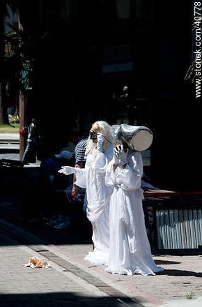Mujeres mimo de blanco en la Peatonal Sarandí - Departamento de Montevideo - URUGUAY. Foto No. 40778
