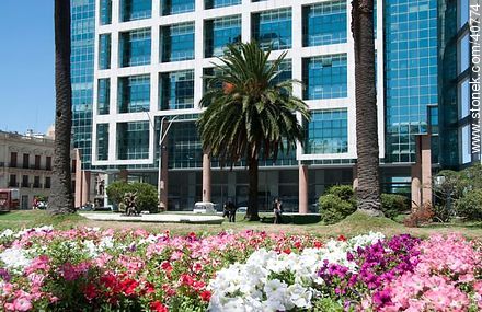 Petunias, palmeras y la Torre Ejecutiva - Departamento de Montevideo - URUGUAY. Foto No. 40774