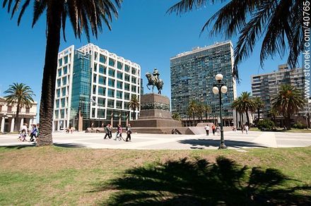 Plaza independencia. Torre Ejecutiva, edificio Ciudadela. Monumento a Artigas. - Departamento de Montevideo - URUGUAY. Foto No. 40765