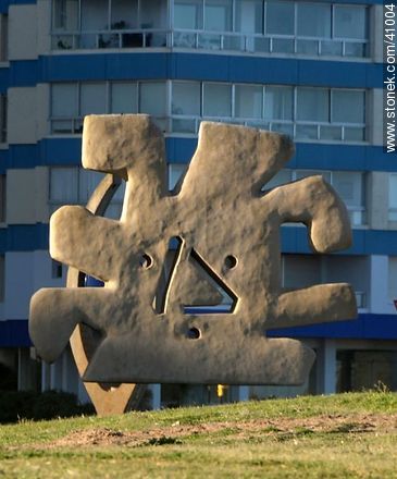 Escultura en la Brava de Punta del Este - Punta del Este y balnearios cercanos - URUGUAY. Foto No. 41004
