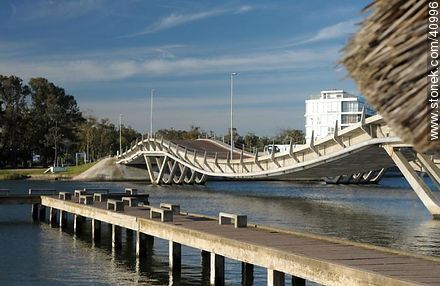 Puente ondulante Leonel Viera sobre el arroyo Maldonado - Punta del Este y balnearios cercanos - URUGUAY. Foto No. 40996